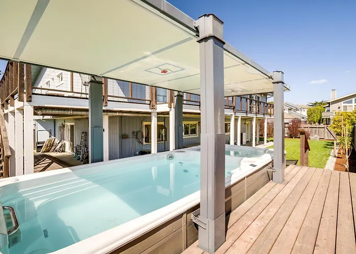 Walk To Poplar Beach: Cozy Coastal Getaway W/ Yard